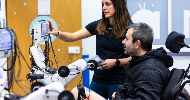 Personne en situation de handicap utilisant le vélo sport RT300 dans un centre ANTS à Lyon