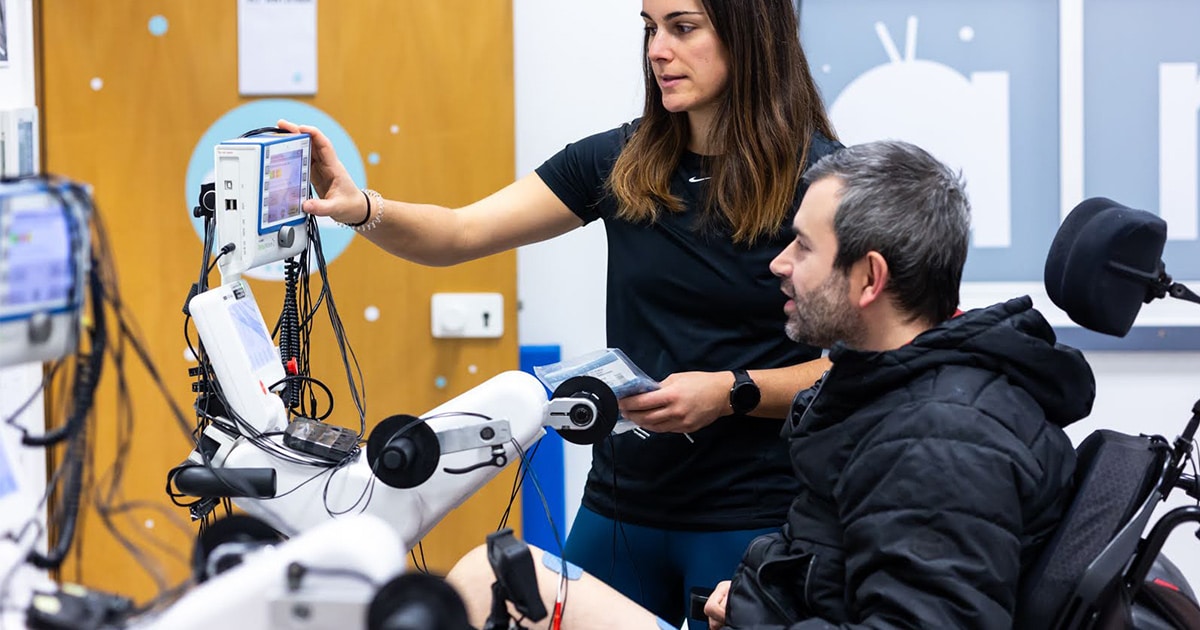 Personne en situation de handicap utilisant le vélo sport RT300 dans un centre ANTS à Lyon